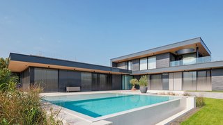 Modernes Haus mit Jalousien und Pool